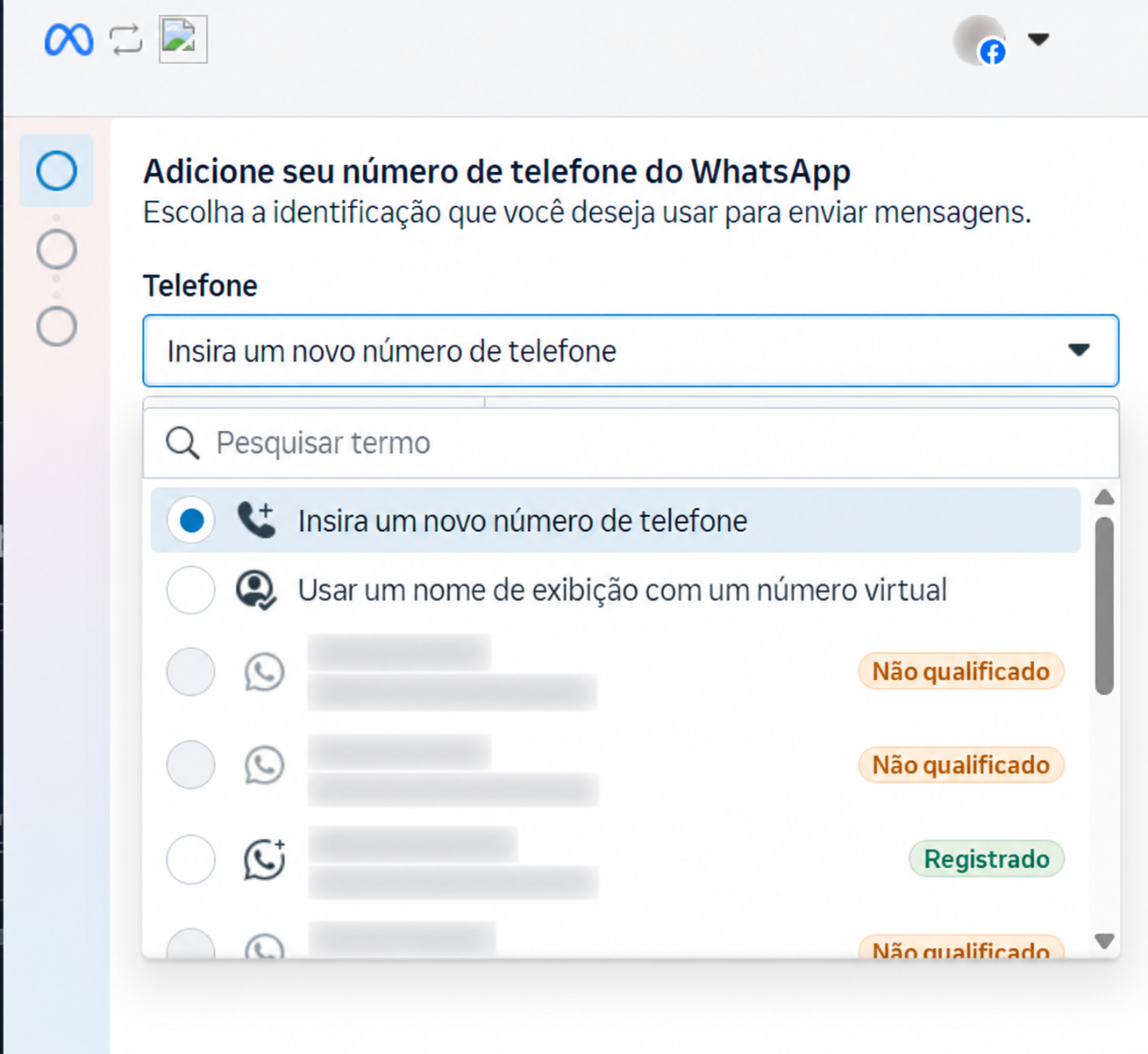 Exemplo da seleção de telefone no Embedded Signup, com duas opções marcadas como Não qualificado e dados pessoais ocultos.